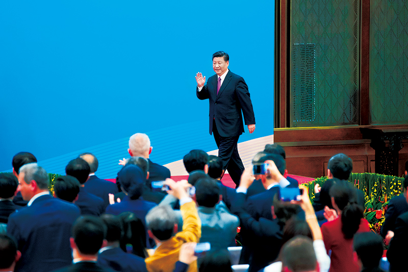 2019年4月27日，第二屆“一帶一路”國際合作高峰論壇在北京雁棲湖國際會議中心舉行圓桌峰會，國家主席習近平主持會議并致開幕辭。圓桌峰會閉幕后，習近平會見中外記者，介紹第二屆“一帶一路”國際合作高峰論壇圓桌峰會情況和主要成果。這是習近平步入記者會現(xiàn)場。 