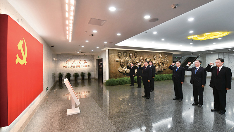 2017年10月31日，中共中央總書記、國家主席、中央軍委主席習(xí)近平帶領(lǐng)中共中央政治局常委李克強、栗戰(zhàn)書、汪洋、王滬寧、趙樂際、韓正，瞻仰上海中共一大會址和浙江嘉興南湖紅船。這是31日上午，在上海中共一大會址紀念館，習(xí)近平帶領(lǐng)其他中共中央政治局常委同志一起重溫入黨誓詞。 