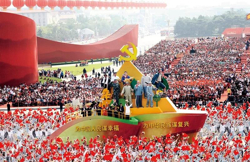 2019年10月1日上午，慶祝中華人民共和國成立70周年大會在北京天安門廣場隆重舉行。這是群眾游行中的“不忘初心”方陣。新華社記者 蘭紅光/攝